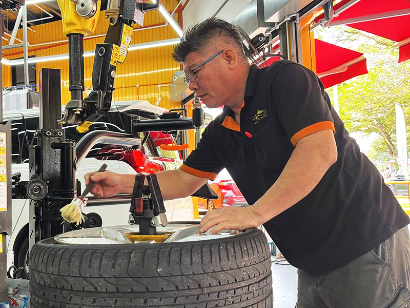 Mtas Owner doing wheel balancing